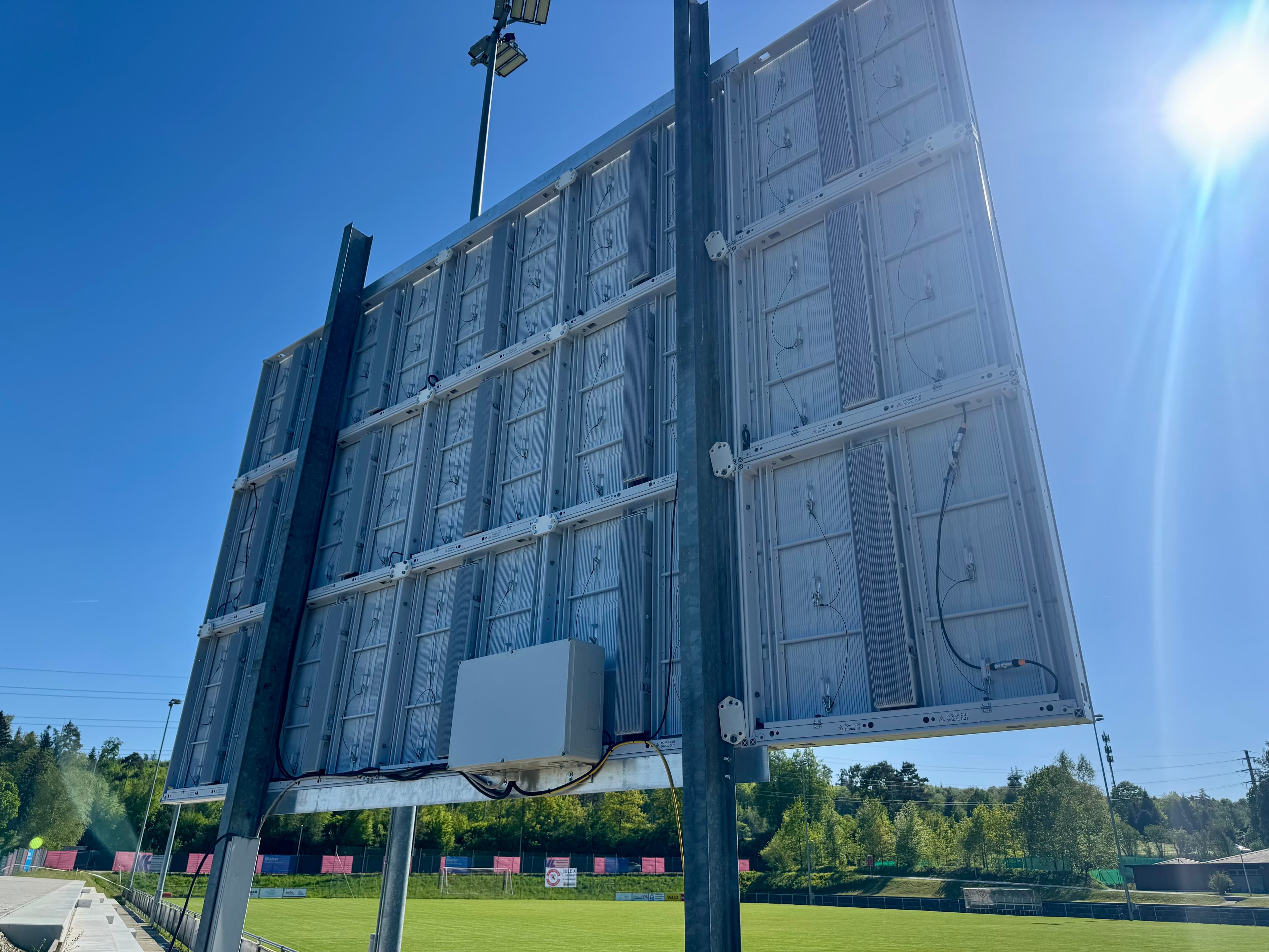Rückseite des neu installierten FABULUX LED-Screens beim FC Seuzach
